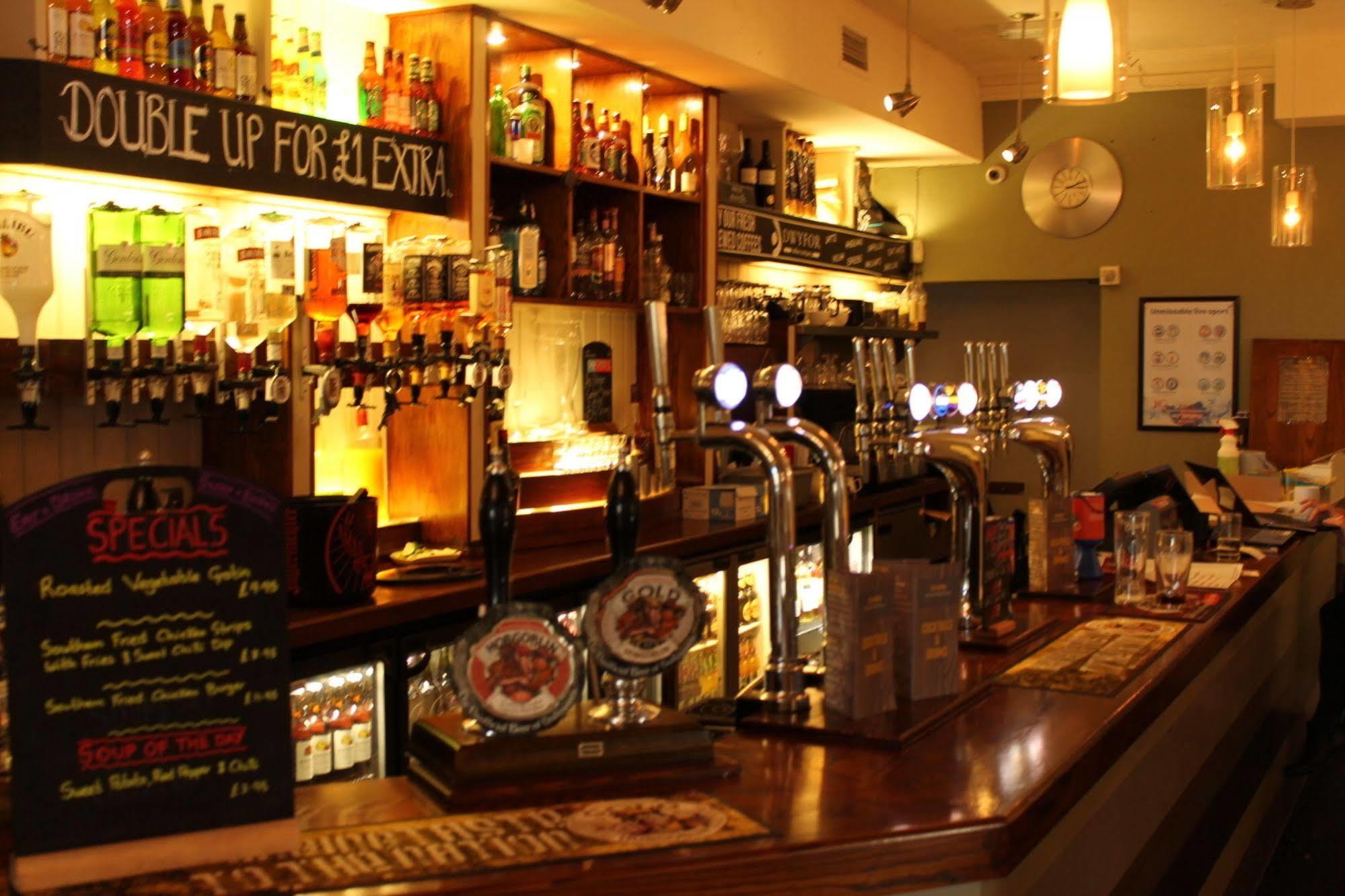 The Menai Hotel And Bar แบงเกอร์ ภายนอก รูปภาพ